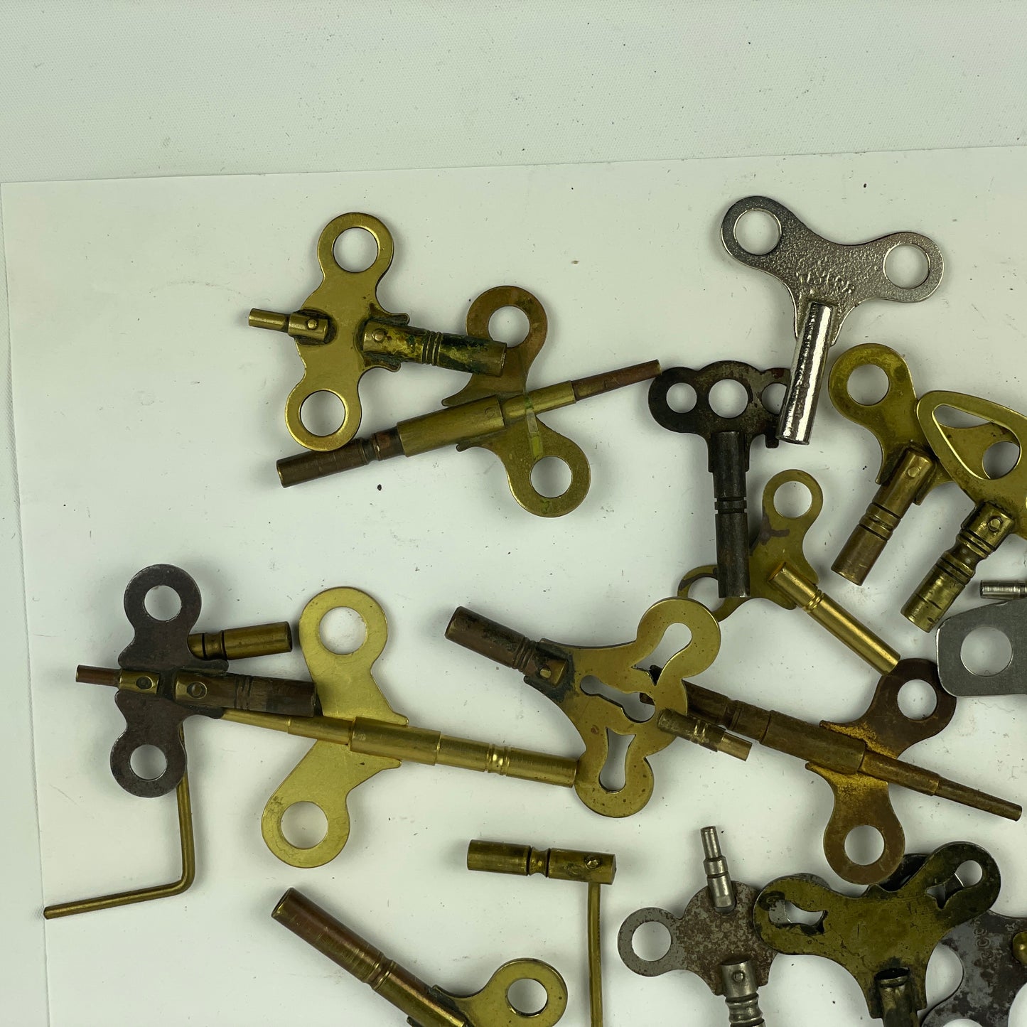Oct Lot 39- Large Assortment of Clock Keys (30)