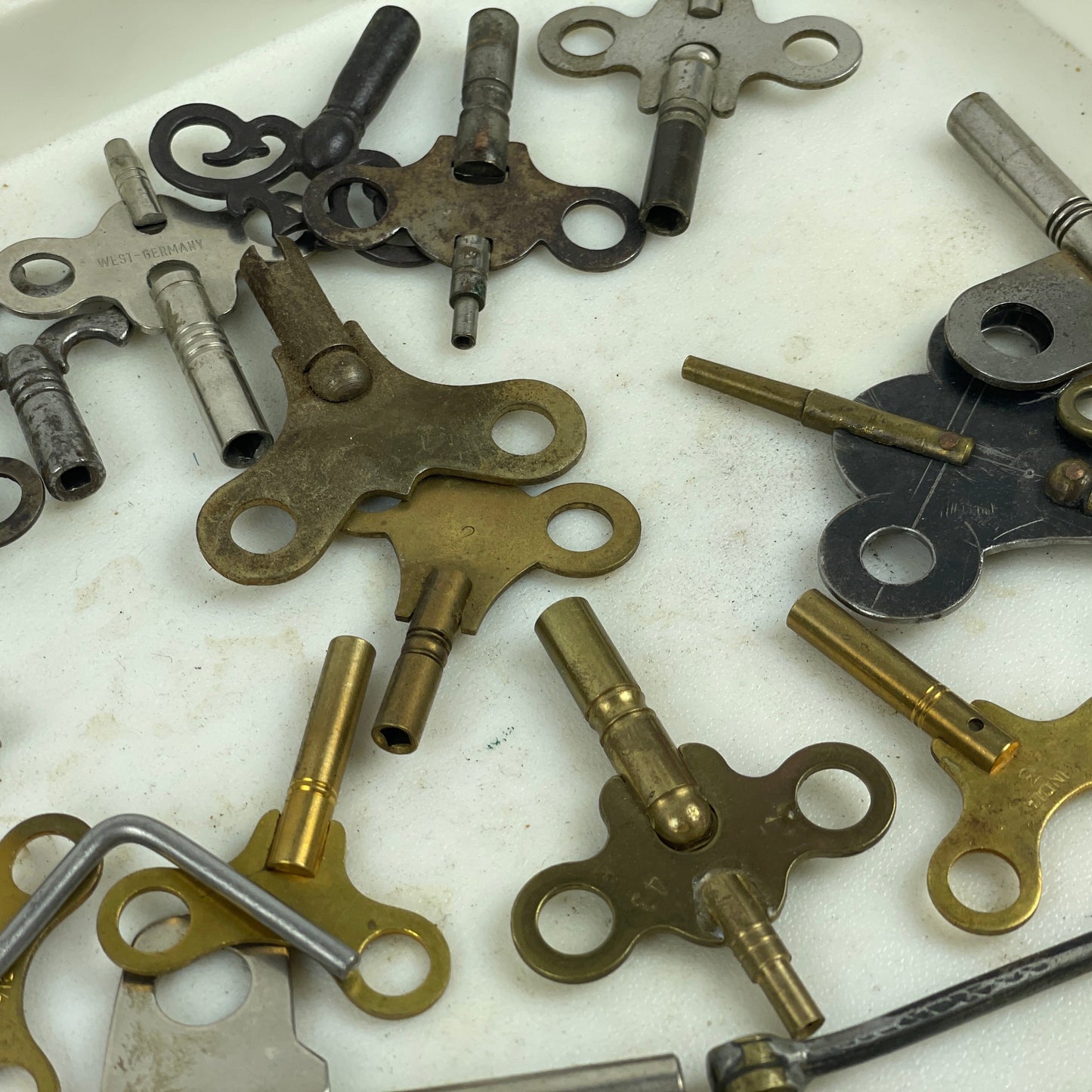 Nov Lot 41- Clock Key Assortment