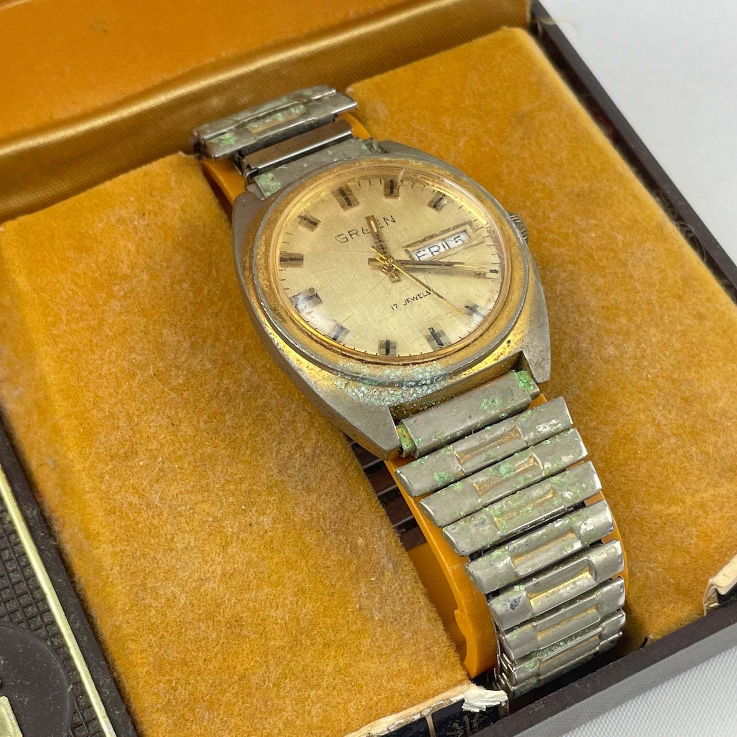 Apr Lot 10- Gruen Men’s Vintage Mechanical 17 Jewel Boxed Wristwatch