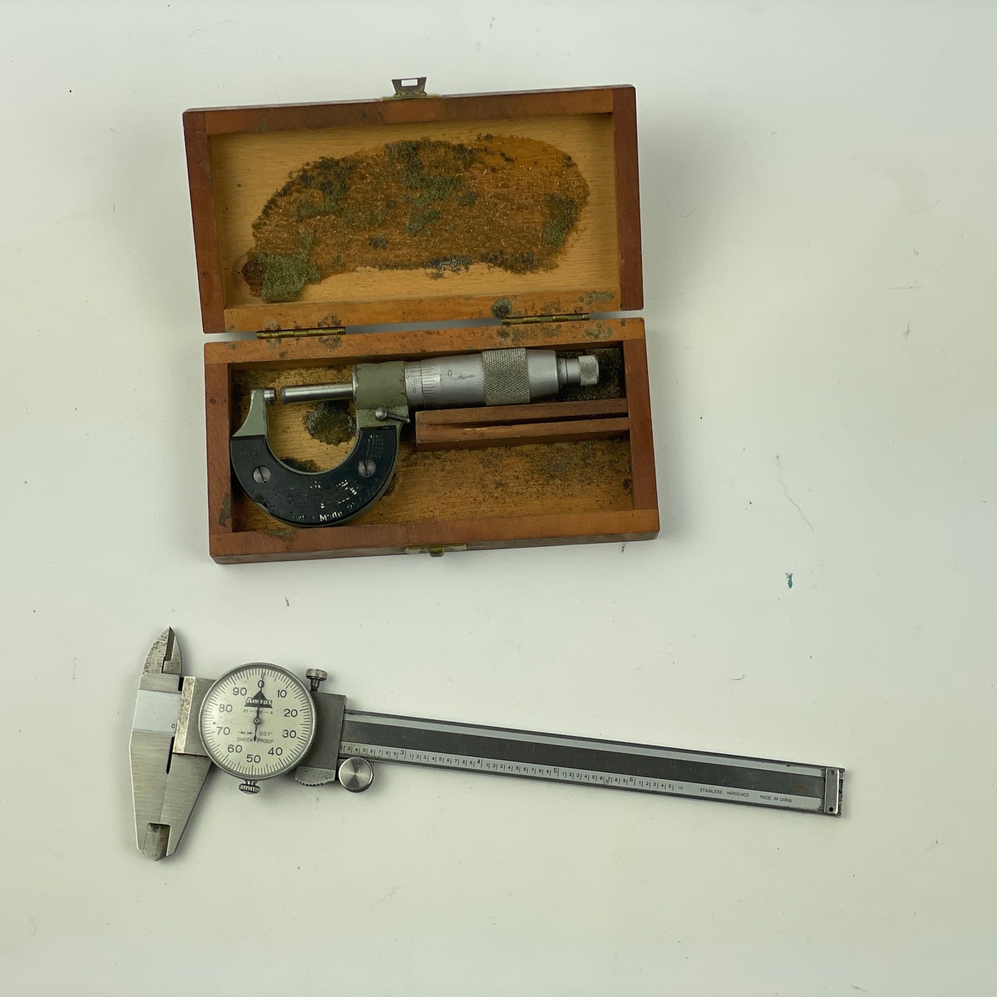 Apr Lot 47- Watchmaker’s Boxed Micrometer & 0.001 Handheld Calipers